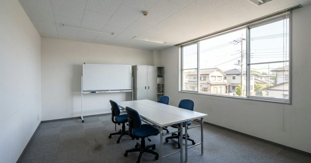 工場事務所のシンプルな面接室