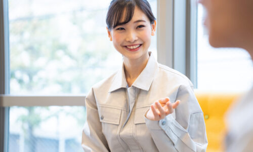 話をする作業着を着た日本人女性